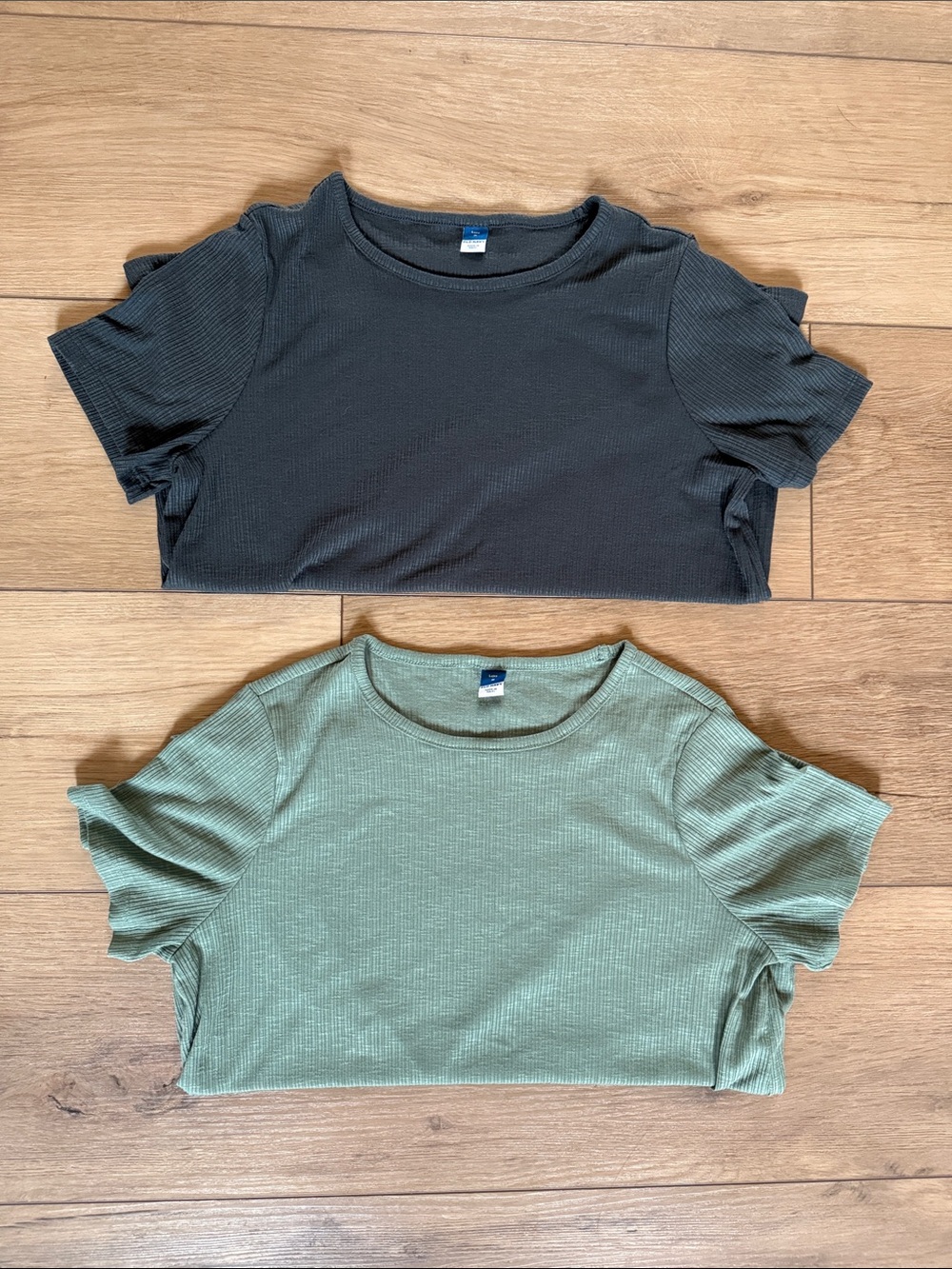 LIKE NEW Set of 2️⃣ Ribbed Short Sleeve Lux Short Sleeve Shirts